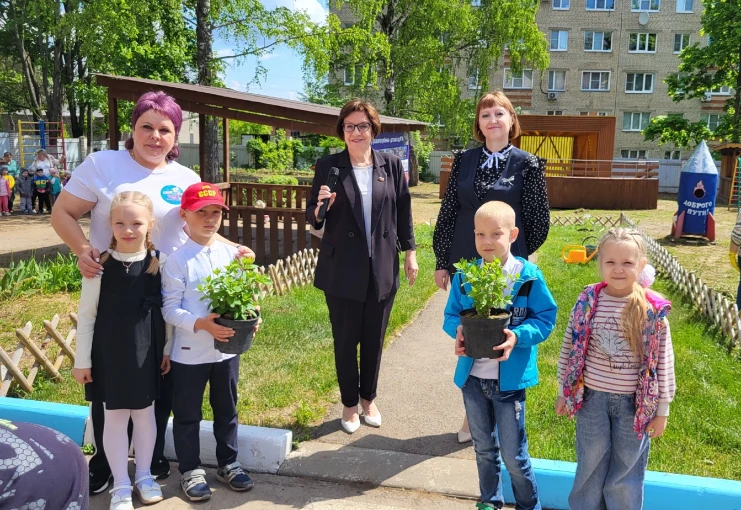 Выпускники посадили кустарники на память Выпускники посадили кустарники на память.